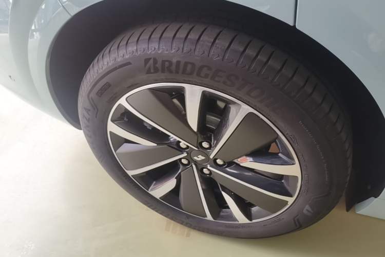 Used Li Auto L6 2025 Pro Smart Refresh Edition Right Rear Wheel Hub
