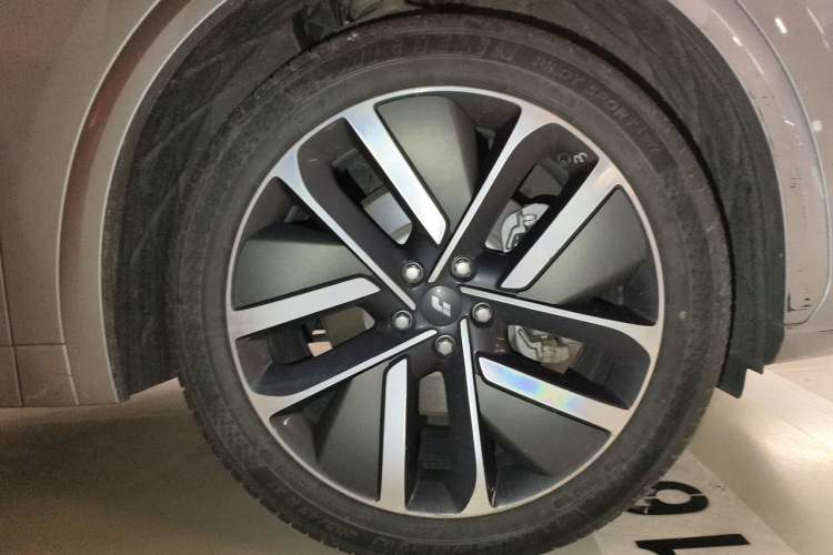 Used Li Auto L7 2023 Pro Model Right Front Wheel Hub