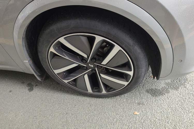 Used Li Auto L7 2023 Pro Model Right Front Wheel Hub