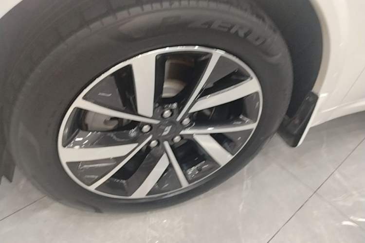Used Li Auto L7 2023 Pro Model Exterior 4