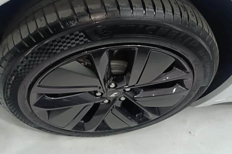 Used Li Auto L7 2023 Pro Model Left Front Wheel Hub