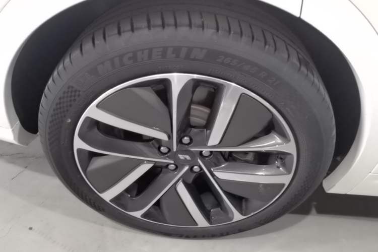 Used Li Auto L7 2023 Max model Right Rear Wheel Hub