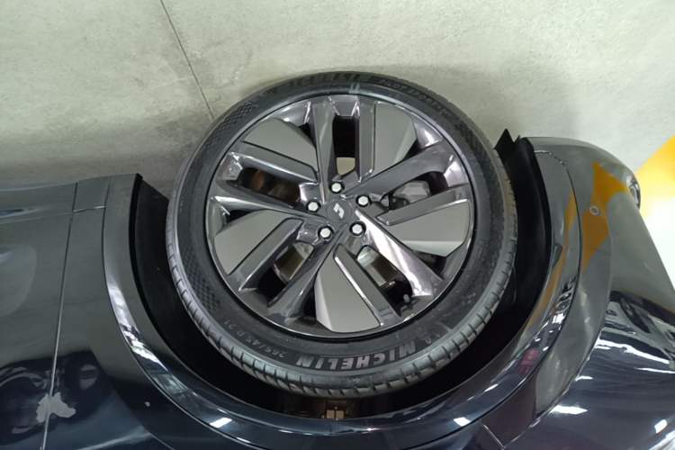 Used Li Auto L7 2024 Ultra Model Left Front Wheel Hub