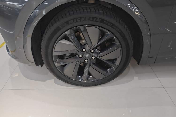Used Li Auto L7 2024 Pro Model Exterior 4