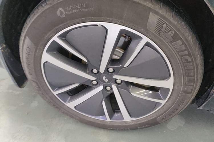 Used Li Auto L7 2024 MAX Model Right Rear Wheel Hub