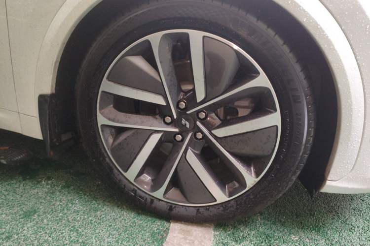 Used Li Auto L7 2024 Ultra Model Right Front Wheel Hub