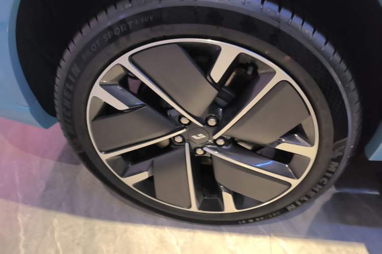 Used Li Auto L7 2025 Ultra Smart Refreshed Edition Right Rear Wheel Hub