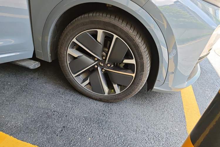 Used Li Auto L7 2025 Ultra Smart Refreshed Edition Right Front Wheel Hub