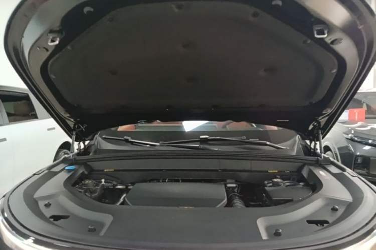 Used Li Auto L8 2023 Pro Model Engine Bay