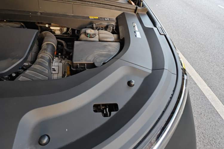 Used Li Auto L8 2023 Pro Model Engine Bay Left