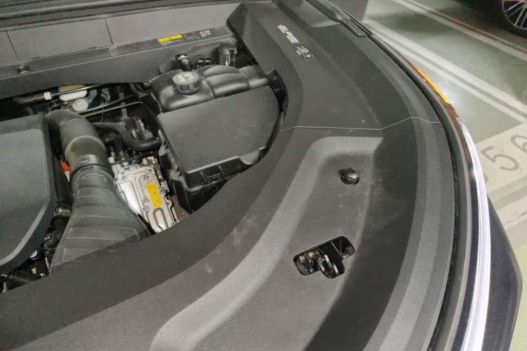 Used Li Auto L8 2023 Pro Model Engine Bay Left