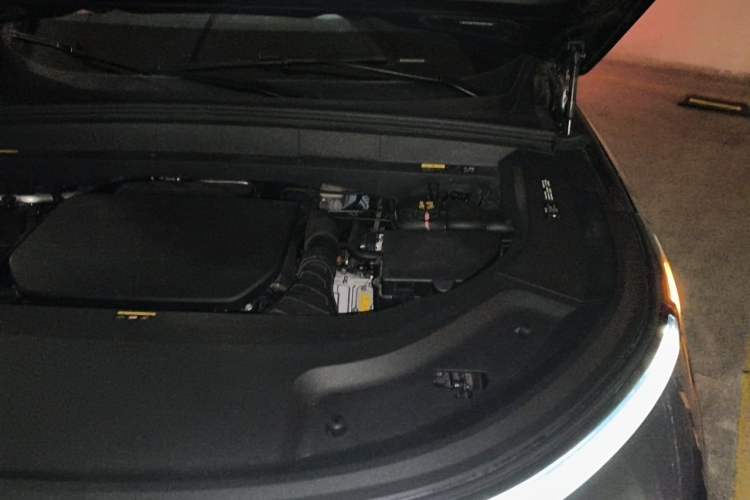 Used Li Auto L8 2023 Pro Model Engine Bay Left