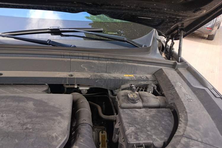 Used Li Auto L8 2023 Pro Model Engine Bay Left