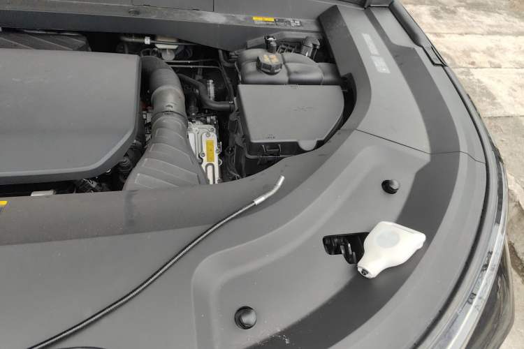 Used Li Auto L8 2023 Pro Model Engine Bay Left
