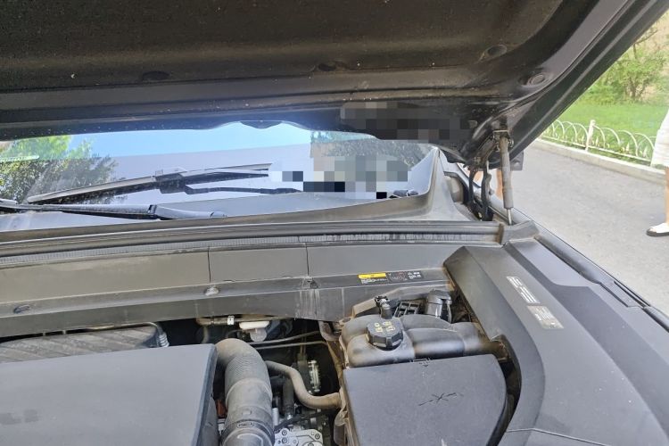 Used Li Auto L8 2023 Pro Model Engine Bay Left
