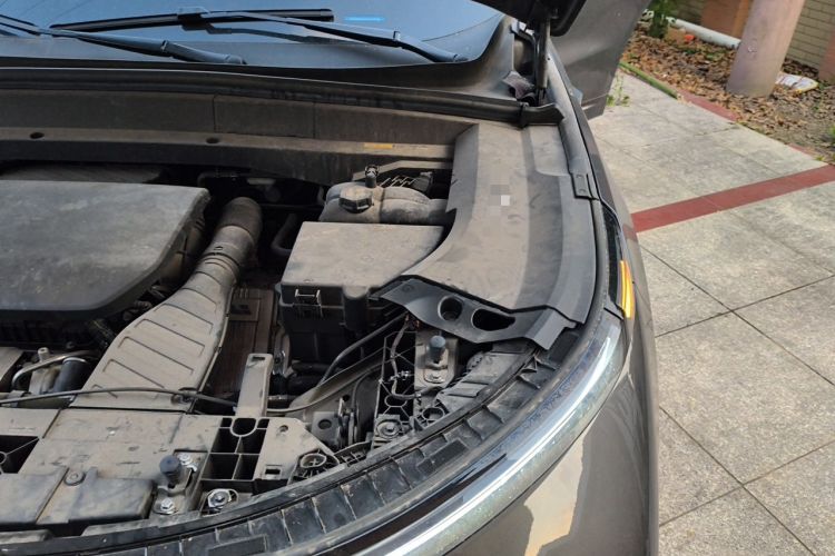 Used Li Auto L8 2023 Pro Model Engine Bay Left