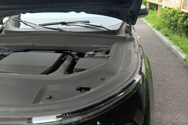 Used Li Auto L8 2023 Pro Model Engine Bay Left