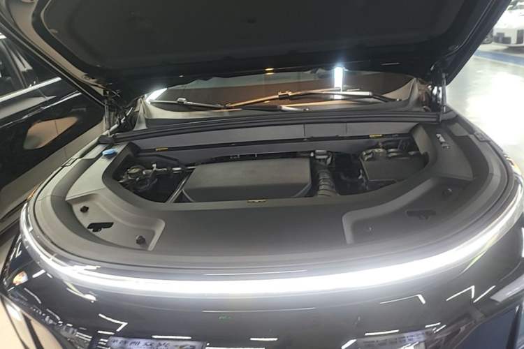 Used Li Auto L8 2023 Pro Model Engine Bay