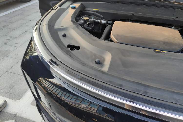 Used Li Auto L8 2023 Pro Model Engine Bay Right