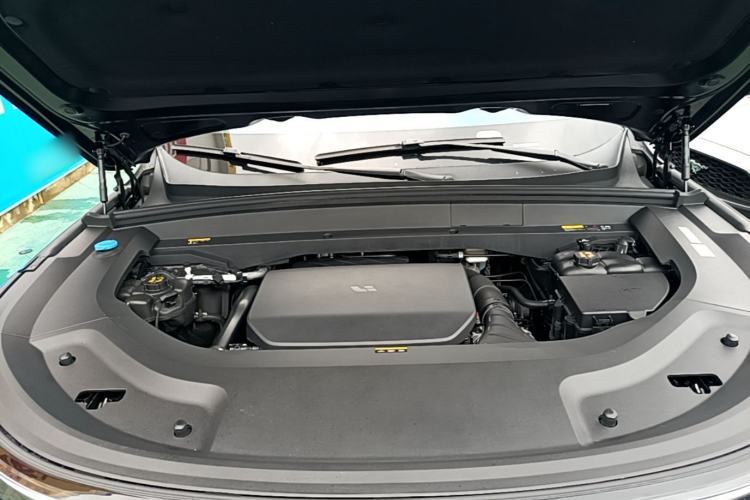Used Li Auto L8 2023 Pro Model Engine Bay