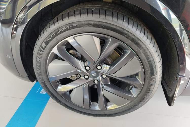 Used Li Auto L8 2023 Pro Model Exterior 1