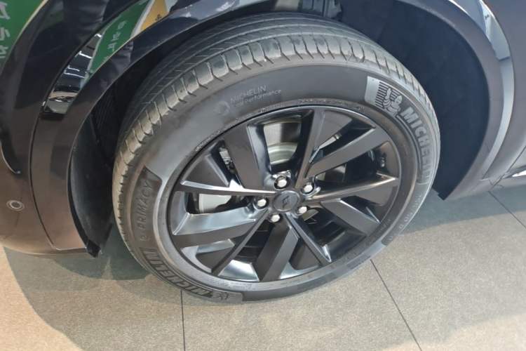 Used Li Auto L8 2023 Pro Model Exterior 4