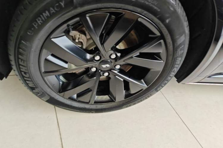 Used Li Auto L8 2023 Pro Model Exterior 4
