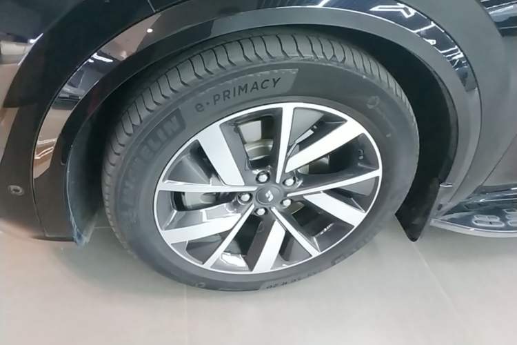 Used Li Auto L8 2023 Pro Model Exterior 4