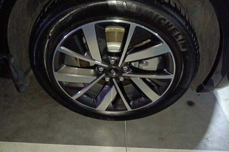 Used Li Auto L8 2023 Air model Right Front Wheel Hub