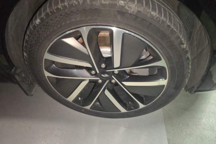 Used Li Auto L8 2023 Pro Model Right Front Wheel Hub