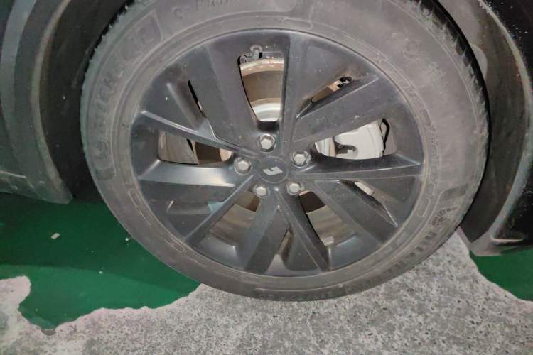 Used Li Auto L8 2023 Pro Model Right Front Wheel Hub