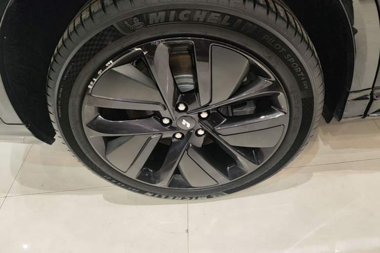 Used Li Auto L8 2023 Max model Right Rear Wheel Hub