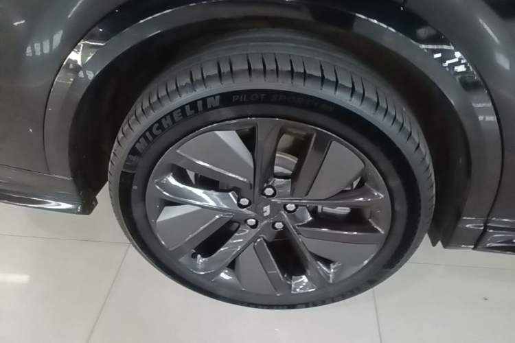 Used Li Auto L8 2023 Air model Right Rear Wheel Hub