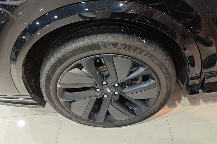 Used Li Auto L8 2023 Pro Model Right Rear Wheel Hub