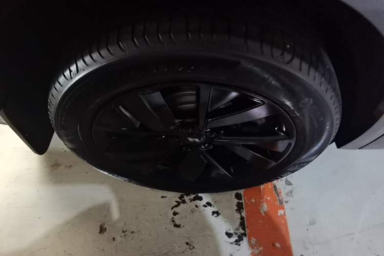 Used Li Auto L8 2023 Pro Model Right Rear Wheel Hub