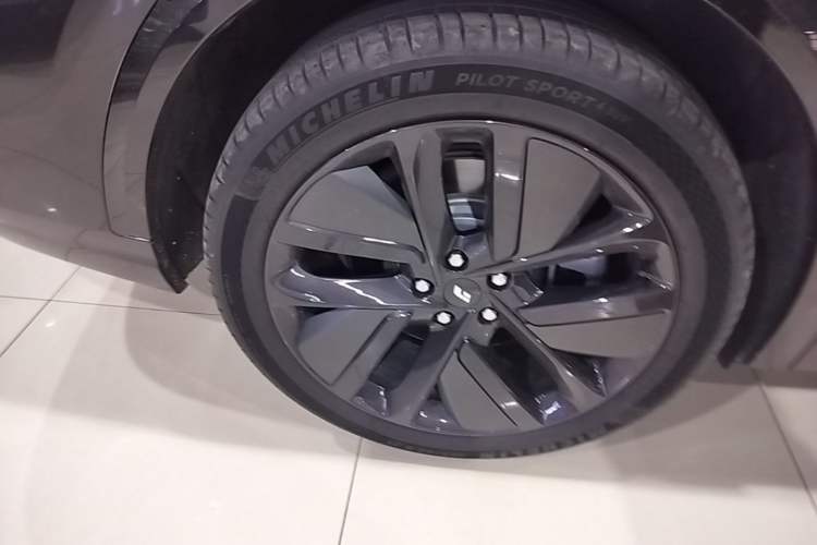 Used Li Auto L8 2023 Pro Model Right Rear Wheel Hub