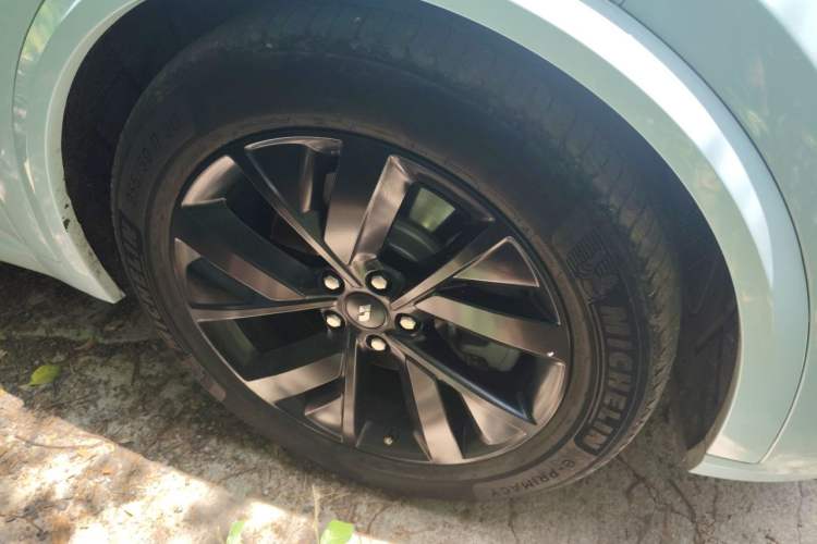 Used Li Auto L8 2023 Pro Model Right Front Wheel Hub