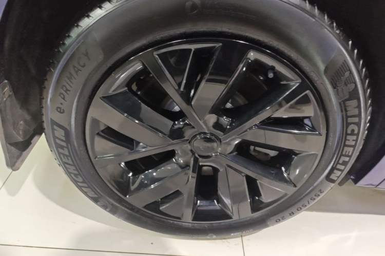 Used Li Auto L8 2023 Pro Model Right Rear Wheel Hub