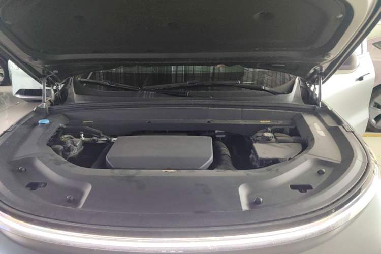 Used Li Auto L8 2023 Pro Model Engine Bay