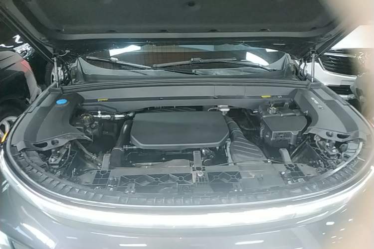 Used Li Auto L8 2023 Pro Model Engine Bay