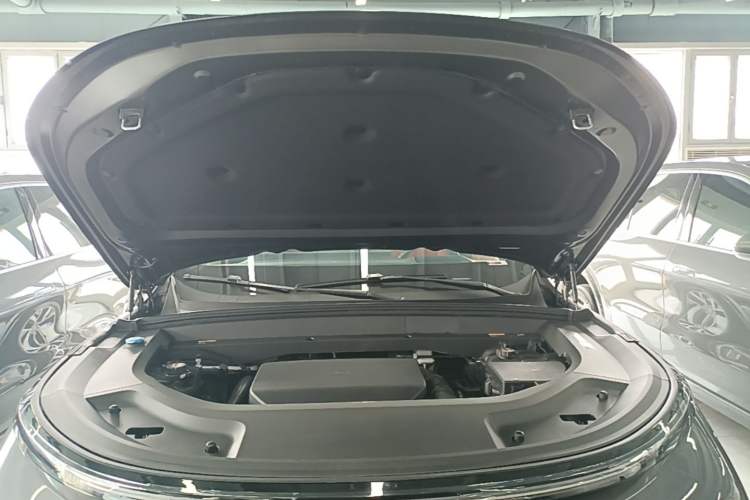 Used Li Auto L8 2023 Pro Model Engine Bay