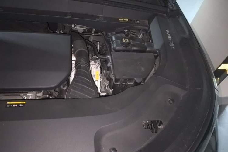 Used Li Auto L8 2023 Pro Model Engine Bay Left