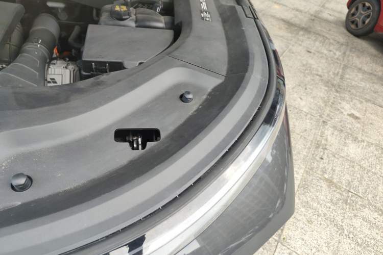 Used Li Auto L8 2023 Pro Model Engine Bay Left