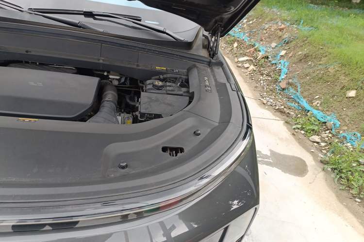 Used Li Auto L8 2023 Pro Model Engine Bay Left