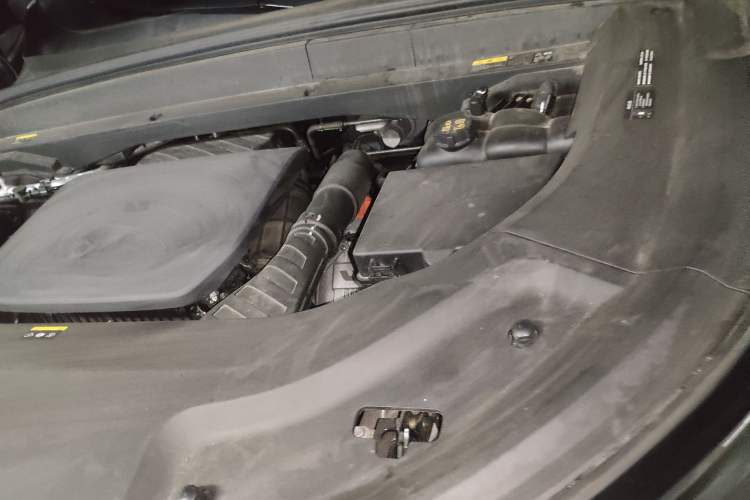 Used Li Auto L8 2023 Pro Model Engine Bay Left