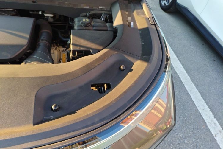 Used Li Auto L8 2023 Pro Model Engine Bay Left