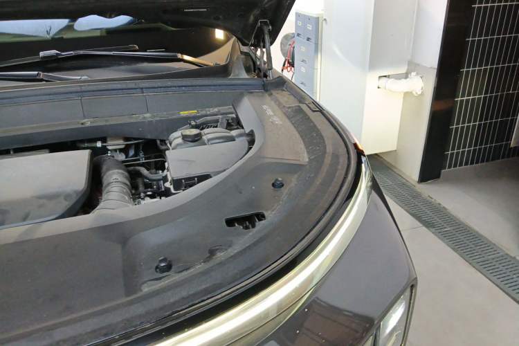 Used Li Auto L8 2023 Pro Model Engine Bay Left