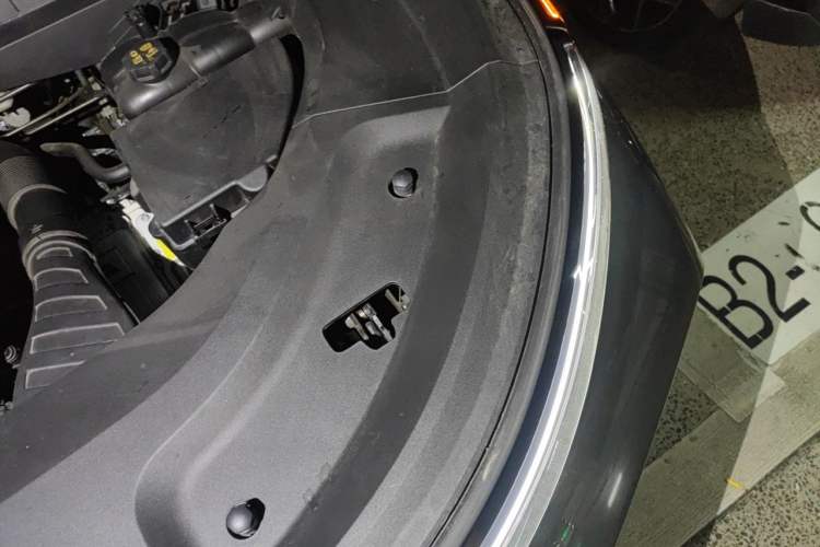 Used Li Auto L8 2023 Pro Model Engine Bay Left