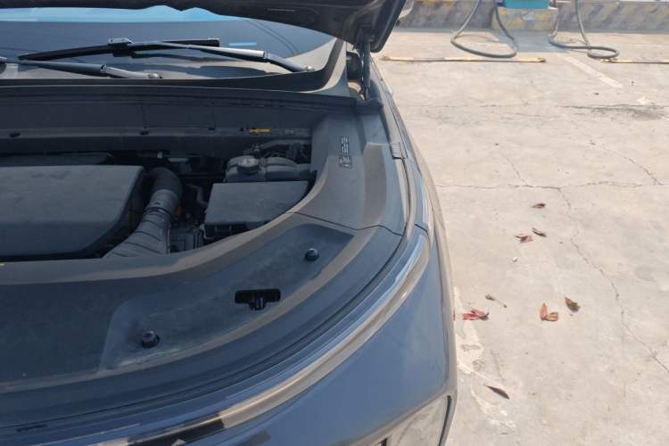 Used Li Auto L8 2023 Pro Model Engine Bay Left