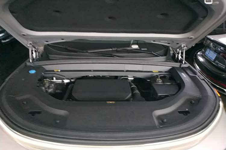 Used Li Auto L8 2023 Pro Model Engine Bay